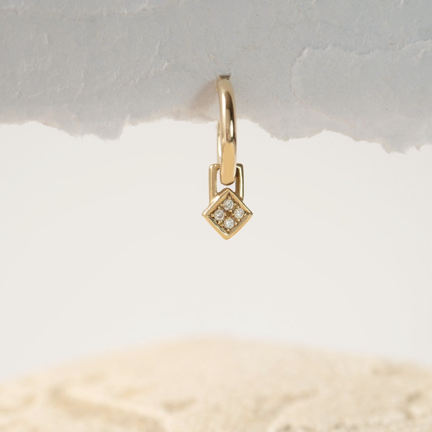 Sparkle hoop earring with diamonds