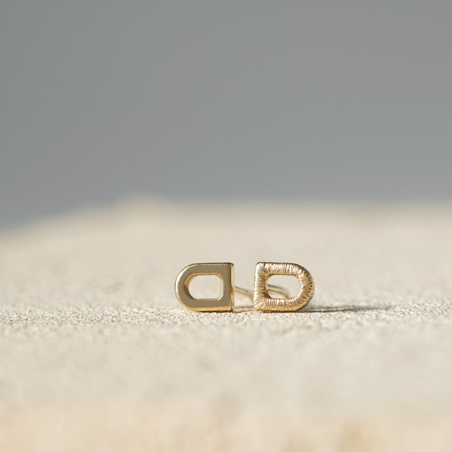 Air earring with texture