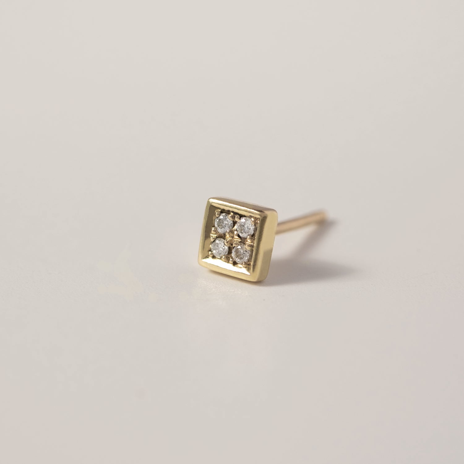 Sparkling earring with diamonds